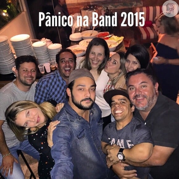 Eduardo Sterblitch e Louise D'Tuani com os companheiros do humorista do 'Pânico na Band'