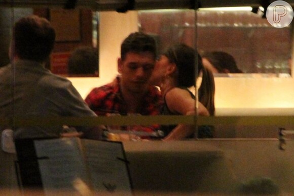 Sabrina Sato beija João Vicente de Castro durante jantar, em 18 de junho de 2013