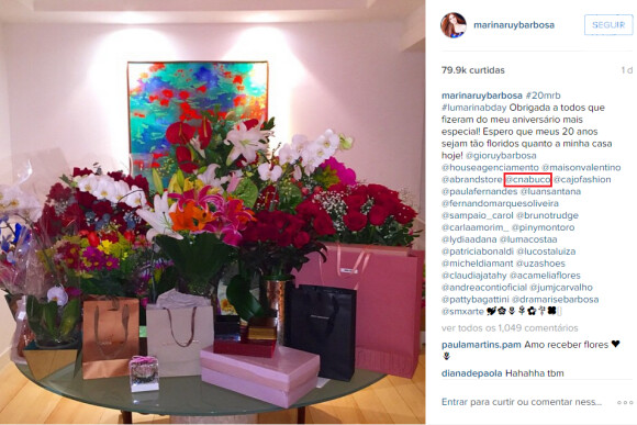 Marina Ruy Barbosa compartilhou em sua conta do Instagram nesta terça-feira, 30 de julho de 2015, uma imagem dos presentes que ganhou de aniversário. A atriz varioz nomes em agradecimento e, entre eles, estava o de Caio Nabuco, seu ex