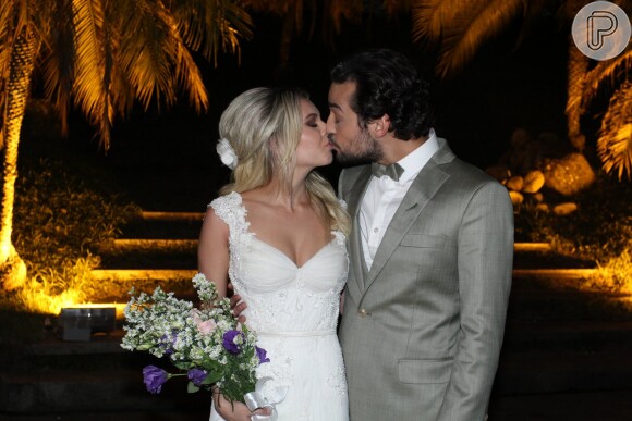 Louise D'Tuani e Eduardo Sterblitch se casaram em uma cerimônia na Mansão das Heras, no Alto da Boa Vista, Rio de Janeiro