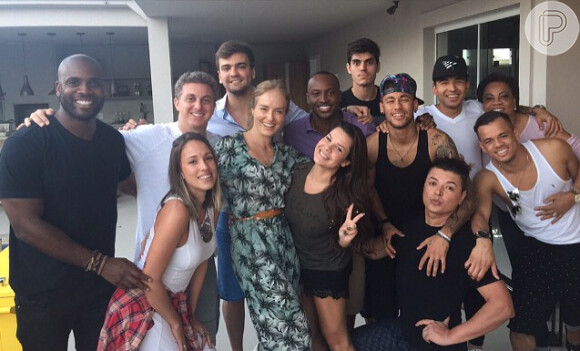 Neymar se reuniu com Luciano Huck, Angélica e outros amigos na casa de Thiaguinho e Fernanda Souza neste domingo, 28 de junho de 2015