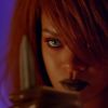 No vídeo de sete minutos, Rihanna se vinga de um homem que a deve dinheiro