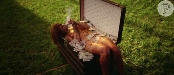 Rihanna aparece nua no clipe, coberta de sangue e dólares