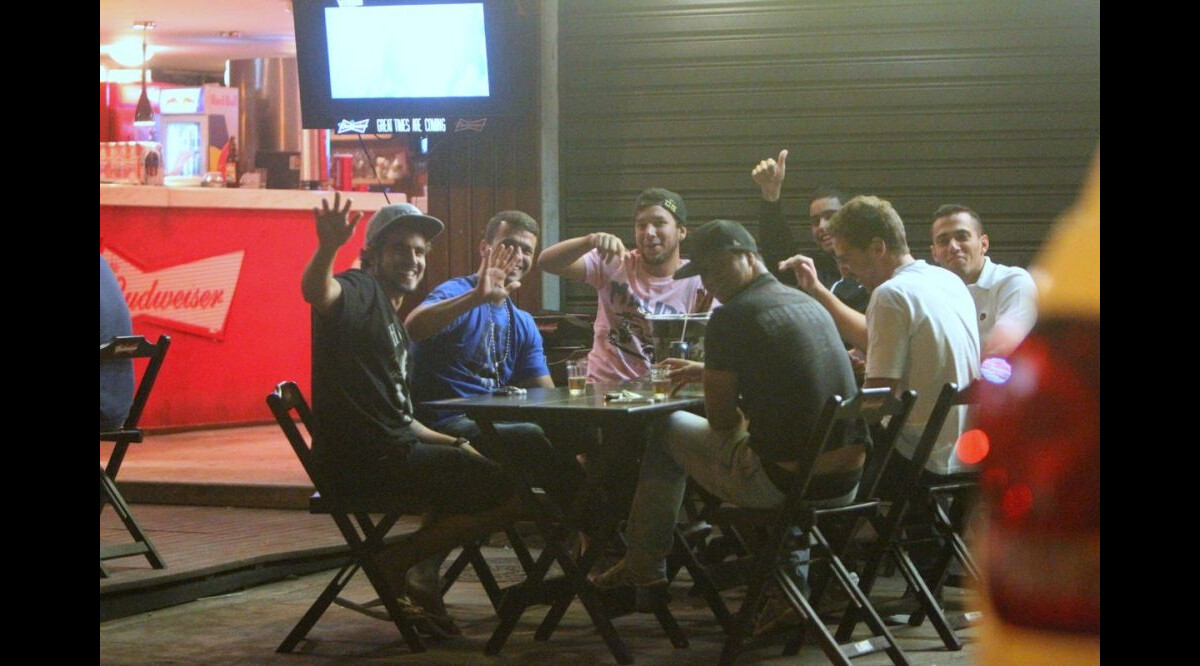 Foto Caio Castro acena para o paparazzo na companhia de amigos em um barzinho da Barra da