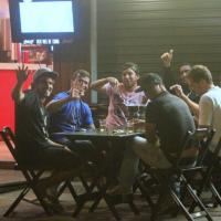 Caio Castro, o Michel de 'Amor à Vida', toma cerveja com amigos em bar do Rio