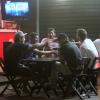 Caio Castro se junta a seis amigos para tomar cerveja em barzinho da Barra, RJ