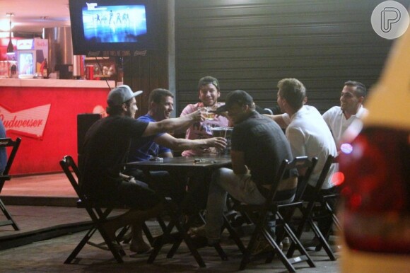 Caio Castro se junta a seis amigos para tomar cerveja em barzinho da Barra, RJ