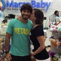 Deborah Secco posa com Hugo Moura em loja de bebês nos EUA: 'Enxoval pronto!'