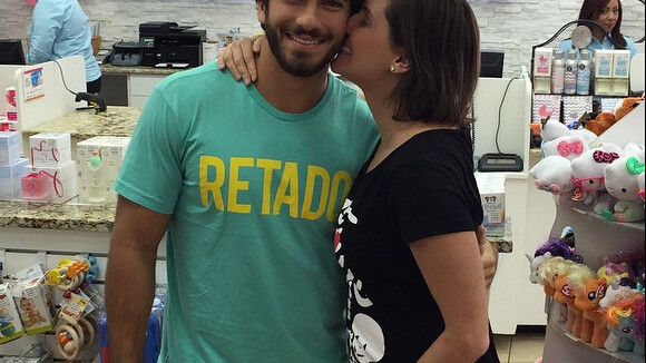 Deborah Secco posa com Hugo Moura em loja de bebês nos EUA: 'Enxoval pronto!'