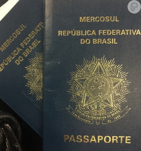 Deborah Secco postou em sua rede social, a foto dos passaportes e na legenda escreveu: 'Férias'