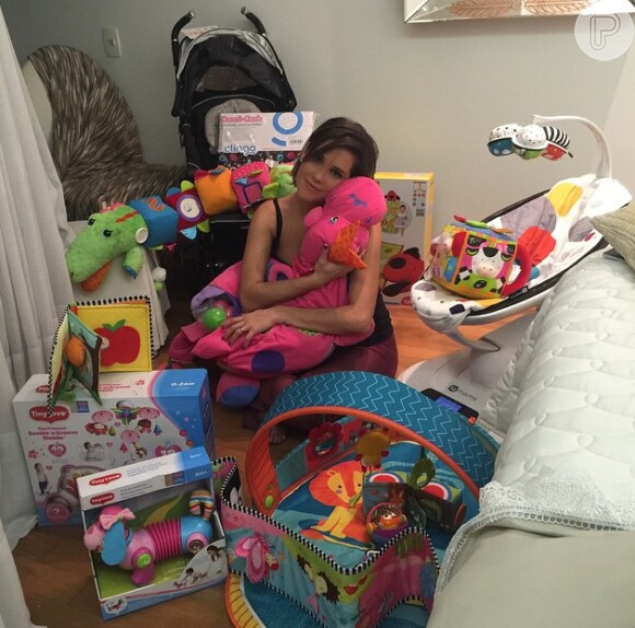 A mamãe de primeira viagem, Debora Secco já ganhou vários presentes e pela foto dá para perceber que Maria Flor estará abastecida de roupas e brinquedos