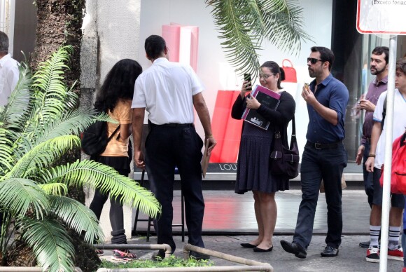 Simpática, Taís Araújo ainda fotografou com alguns fãs na saída do restaurante