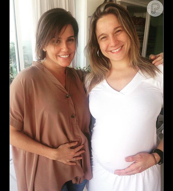 As futuras mamães Deborah Secco e Fernanda Gentil posam juntas exibindo o barrigão nos bastidores da entrevista para o quadro 'Mamãe Gentil'