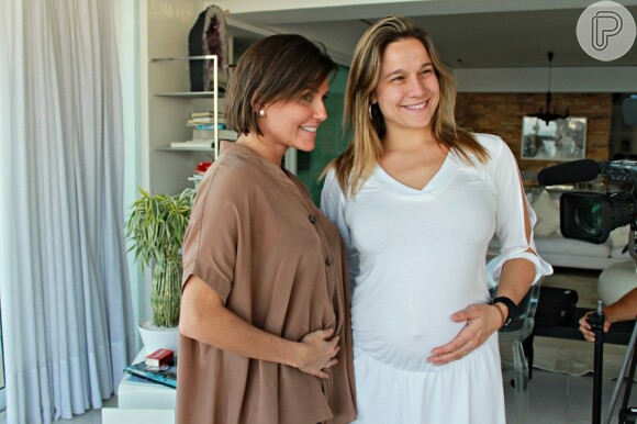 Deborah Secco garantiu a Fernanda Gentil que as mudanças em seu corpo não são um problema e revelou que seu apetite já aumentou. 'A gravidez me trouxe a necessidade de comer comida'