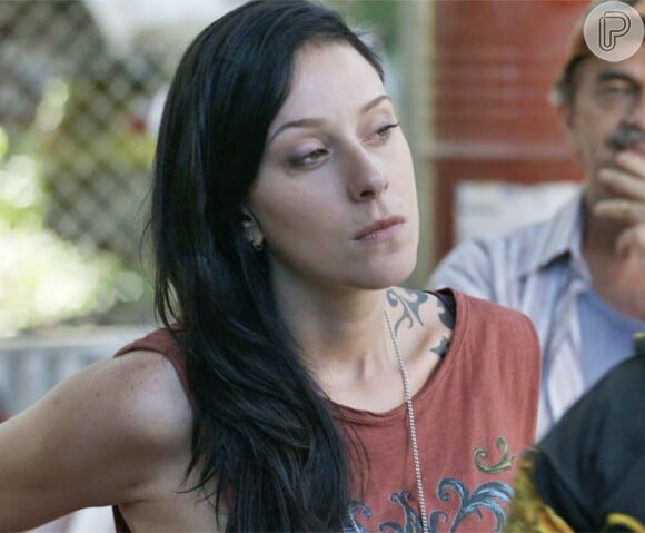 Ximena (Caroline Abras) vê o lenço com Grego (Caio Castro) e deduz que ele está envolvido com Soraya (Leticia Spiller), na novela 'I Love Paraisópolis'