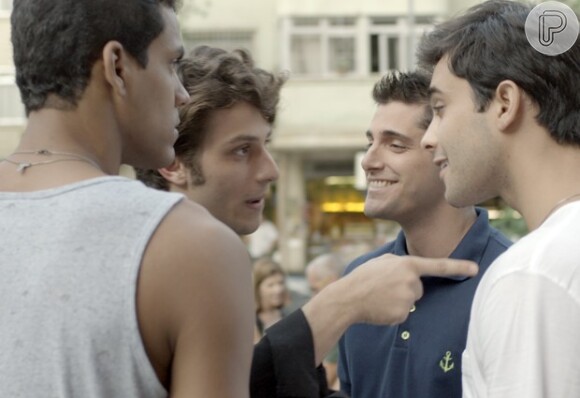 Guto (Bruno Gissoni) sempre implicou com Rafael (Chay Suede) e Ivan (Marcello Melo Jr.), por causa da homossexualidade do instrutor, na novela 'Babilônia'