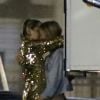 Miley Cyrus foi clicada se beijando de forma quente com Stella Maxwell, em estacionamento de estúdios em Beverly Hills