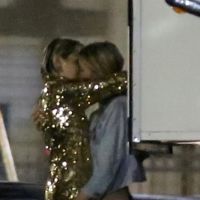 Miley Cyrus beija a modelo Stella Maxwell em estacionamento. Veja foto!