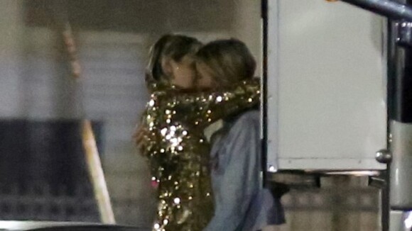 Miley Cyrus beija a modelo Stella Maxwell em estacionamento. Veja foto!