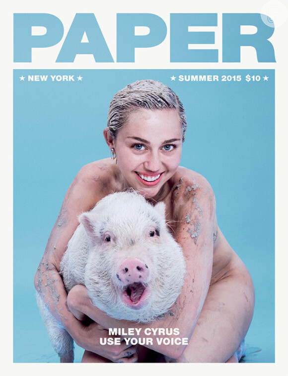 Miley Cyrus chamou atenção ao posar nua, coberta com lama e ao lado do seu porco de estimação para a revista 'Paper'