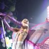 Miley Cyrus chamou atenção ao fazer show com parte dos seios à mostra