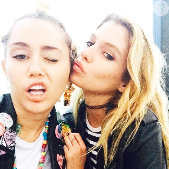 Miley Cyrus compartilha várias fotos ao lado da top Stella Maxwell em sua conta de Instagram