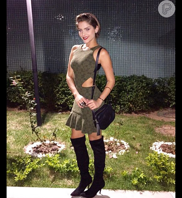Isabella Santoni prestigiou o show de Luan Santana nesta quinta-feira, dia 2 de julho de 2015, e seus fãs elogiaram o look de vestido curtinho e bota de cano longo