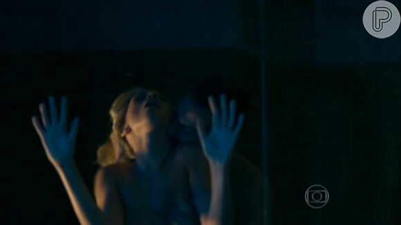 Em 'Verdades Secretas' Mayra (Rhaisa Batista) encontra Alex (Rodrigo Lombardi) para um programa a mando de Fanny (Marieta Severo)