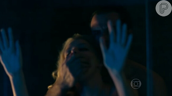 Mayra (Rhaisa Batista) encontra Alex (Rodrigo Lombardi) para um programa a mando de Fanny (Marieta Severo)