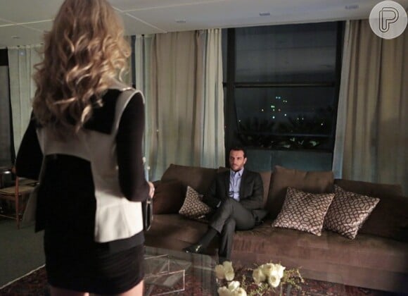 Alex (Rodrigo Lombardi) recebe Mayra (Rhaisa Batista) para um programa em sua suíte de hotel. O empresário pede a Fanny (Marieta Severo) uma nova modelo após não ficar satisfeito em encontro com Larissa (Grazi Massafera