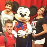 Grávida de quatro meses, Deborah Secco passeia na Disney com Hugo Moura e amigos