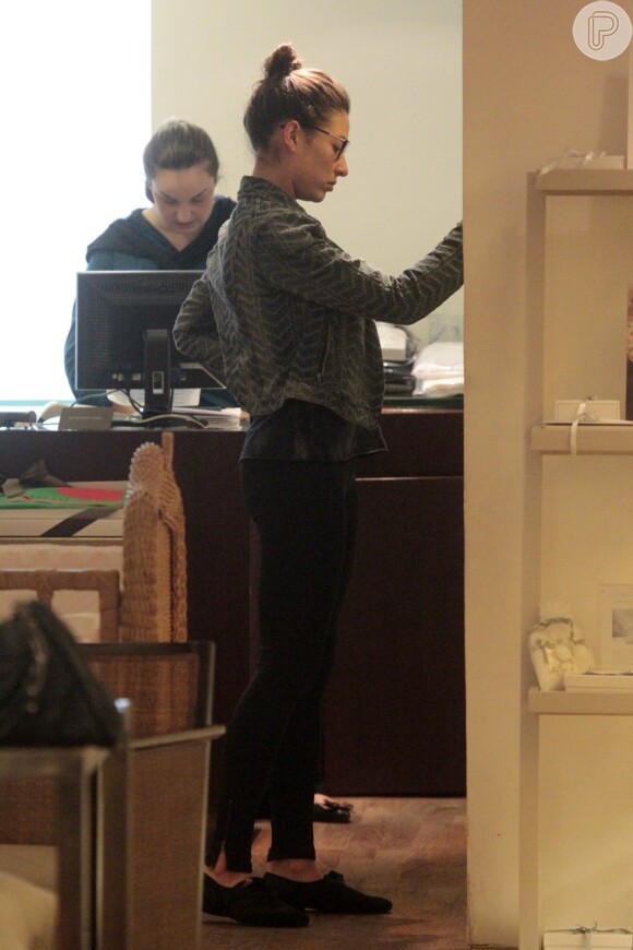 Recém-separada, Giselle Itié foi fotografada sorridente e sem aliança durante tarde de compras em um shopping do Rio de Janeiro, nesta sexta, dia 3 de julho de 2015