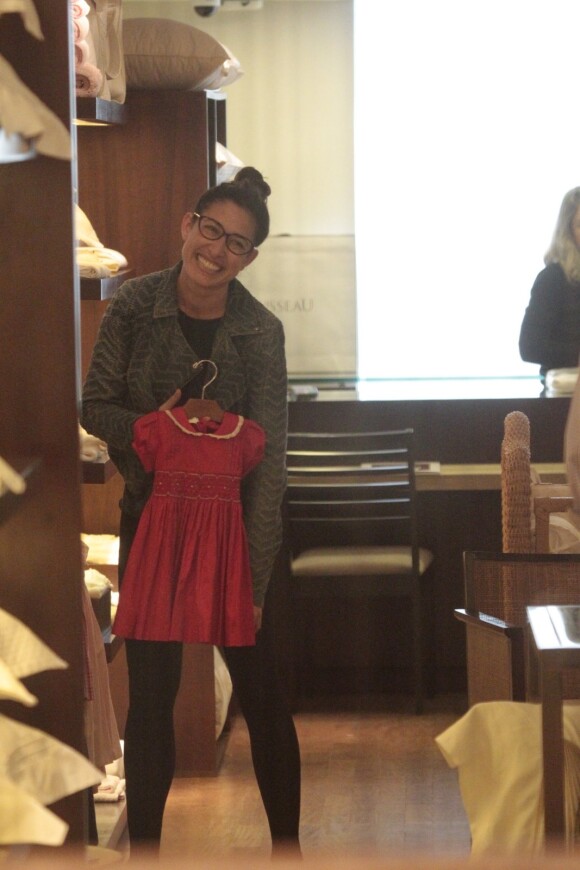 Giselle Itié foi ficou empolgada com um vestidinho vermelho da loja