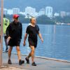 Ney Latorraca caminha na Lagoa Rodrigues nesta sexta-feira, dia 3 de julho de 2015, após cirurgia da hérnia umbilical