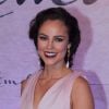 Paolla Oliveira usa vestido com fenda generosa na festa de lançamento da novela 'Além do Tempo', próxima trama das seis da Globo