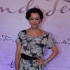 Julia Lemmertz foi com um vestido floral estampado à festa de lançamento da novela 'Além do Tempo'