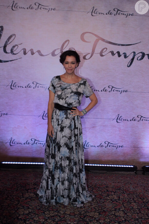 Julia Lemmertz foi com um vestido floral estampado à festa de lançamento da novela 'Além do Tempo'
