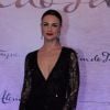 Carolina Kasting ousou ao apostar em um modelo transparente e rendado, assinado pela estilista Alessandra Sobreira