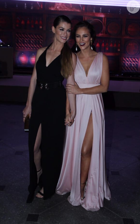 Alinne Moraes e Paolla Oliveira usam vestido fendado na festa de lançamento da novela 'Além do Tempo', da Globo, que aconteceu na noite desta sexta-feira, 3 julho de 2015, no Rio