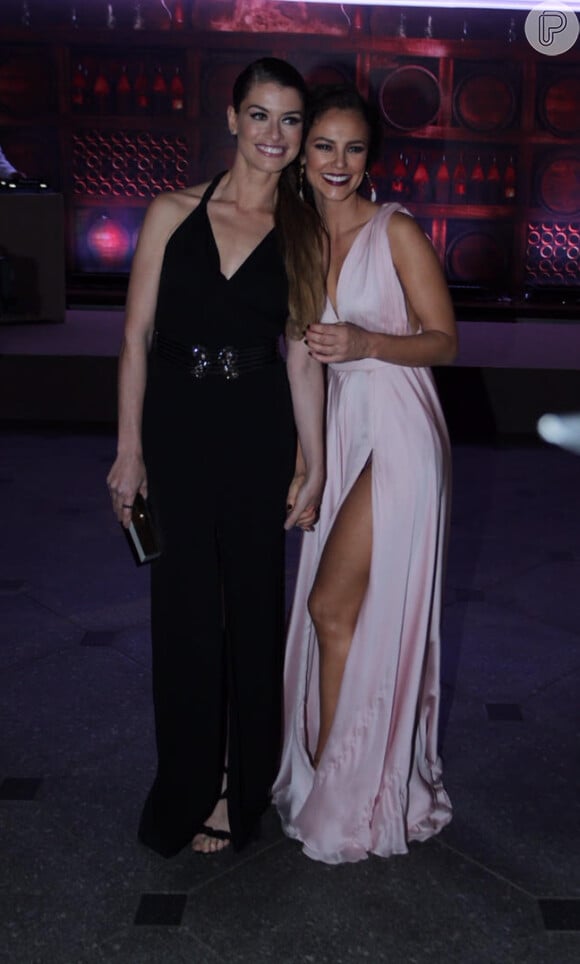 Alinne Moraes e Paolla Oliveira apostam em look fendado na festa de lançamento da novela 'Além do Tempo', da Globo