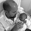 Mariana Gross compartilhou foto do filho, Antonio, no colo do marido, o empresário Guilherme Schiller, em sua conta de Instagram, neste sábado, 4 de julho de 2015: 'Meus dois carequinhas'
