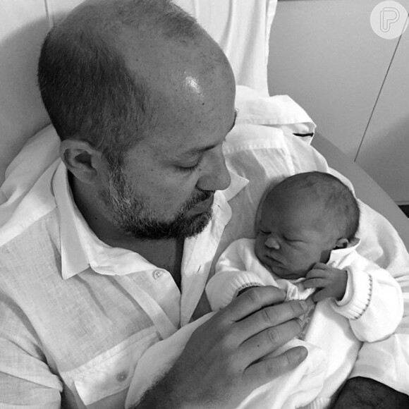 Mariana Gross compartilhou foto do filho, Antonio, no colo do marido, o empresário Guilherme Schiller, em sua conta de Instagram, neste sábado, 4 de julho de 2015: 'Meus dois carequinhas'