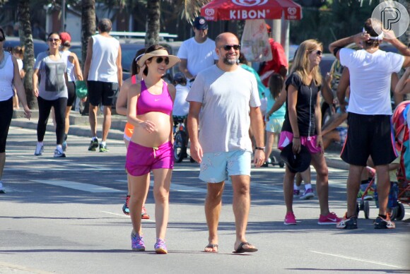 Mariana Gross passeou pela orla do Rio ao lado do marido, Guilherme Schiller, na reta final da gravidez