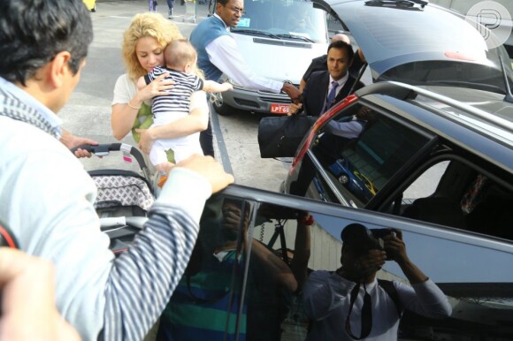 Shakira entra no carro com o filho, Milan, no colo