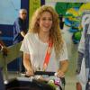 Shakira chega sorridente no Rio de Janeiro