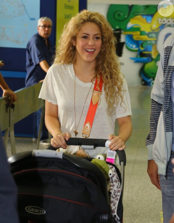 Shakira chega sorridente no Rio de Janeiro