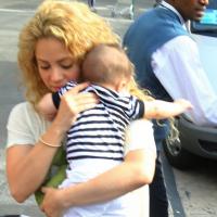 Shakira desembarca no Rio de Janeiro com o filho, Milan