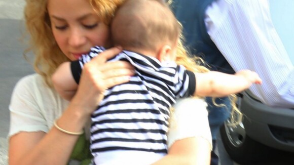Shakira desembarca no Rio de Janeiro com o filho, Milan