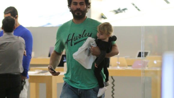 Thiago Lacerda e Vanessa Lóes passeiam com os filhos em shopping do Rio