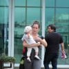 Thiago Lacerda passeia com a mulher, Vanessa Lóes, e os filhos no shopping Village Mall, na Barra da Tijuca, Zona Oeste do Rio de Janeiro